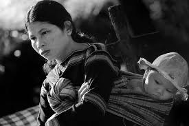 Khúc hát ru những em bé lớn trên lưng mẹ